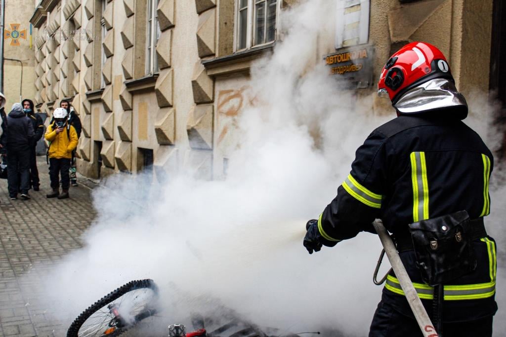В центрі Львова на ходу загорівся електровелосипед