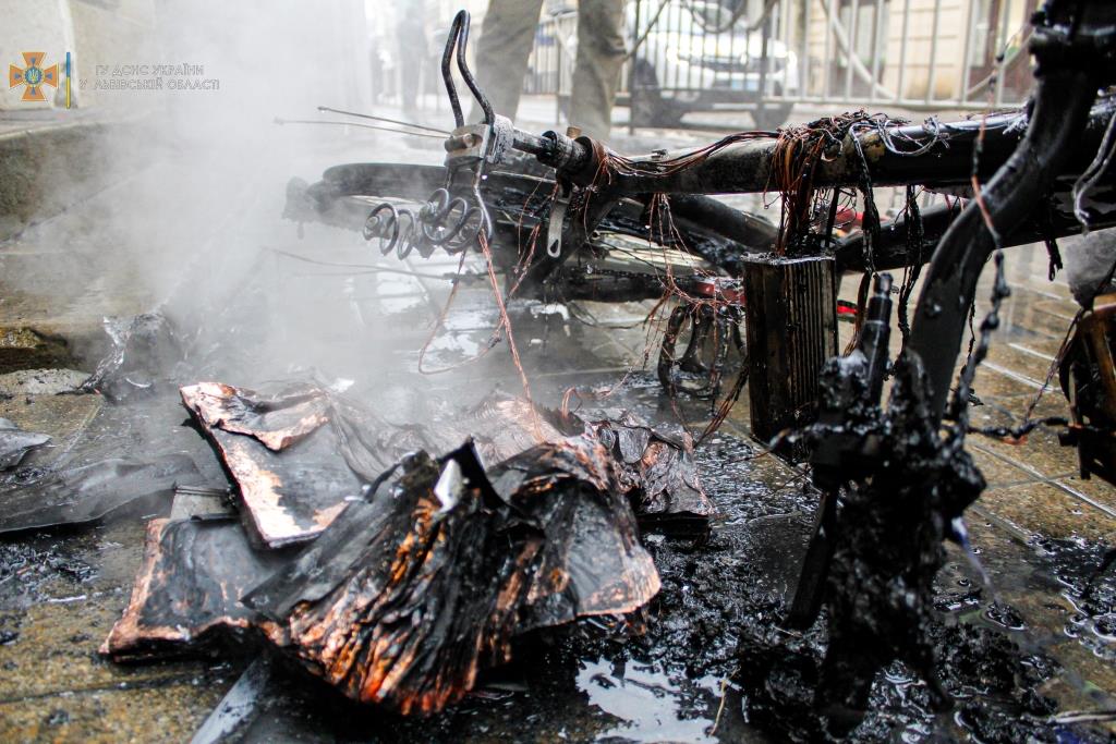 В центрі Львова на ходу загорівся електровелосипед