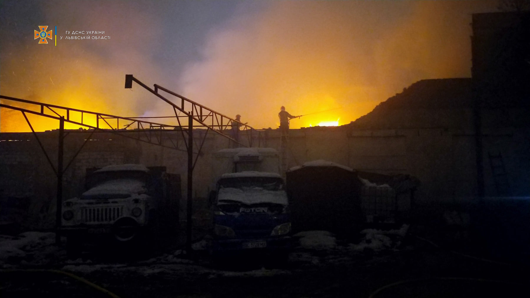 Пів сотні рятувальників близько чотирьох годин гасили пожежу на території заводу у Львові