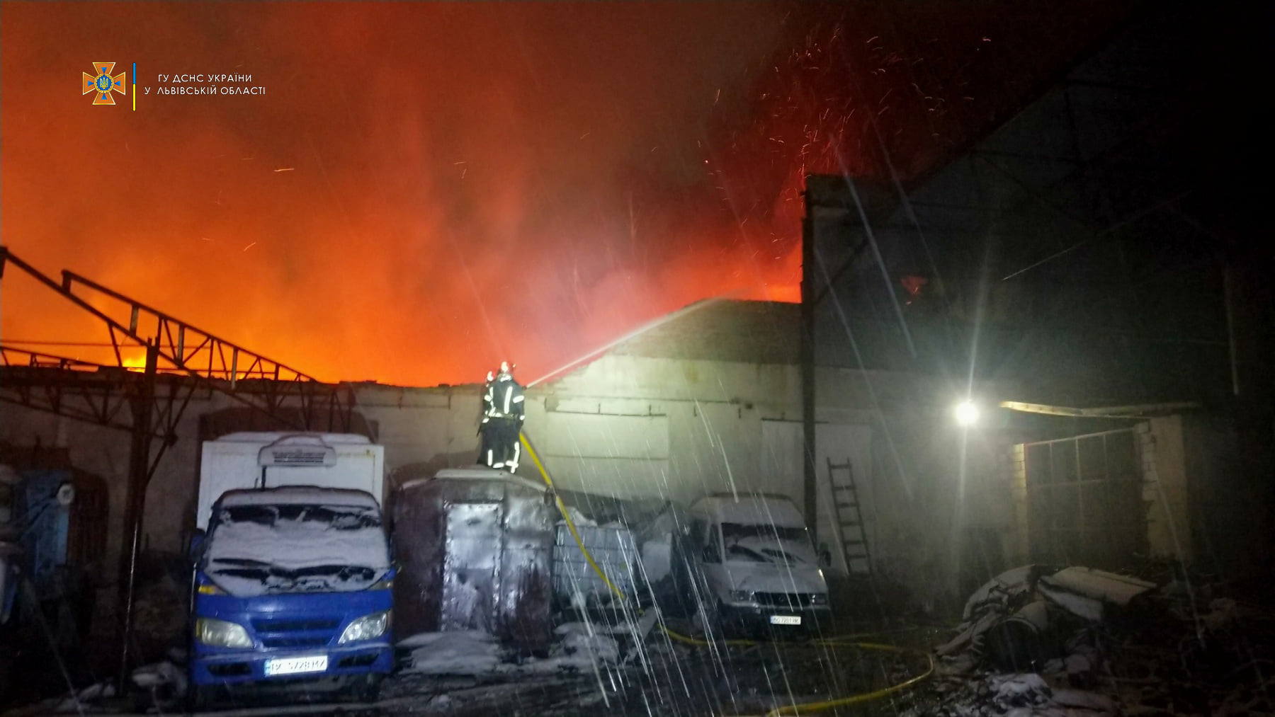 Пів сотні рятувальників близько чотирьох годин гасили пожежу на території заводу у Львові