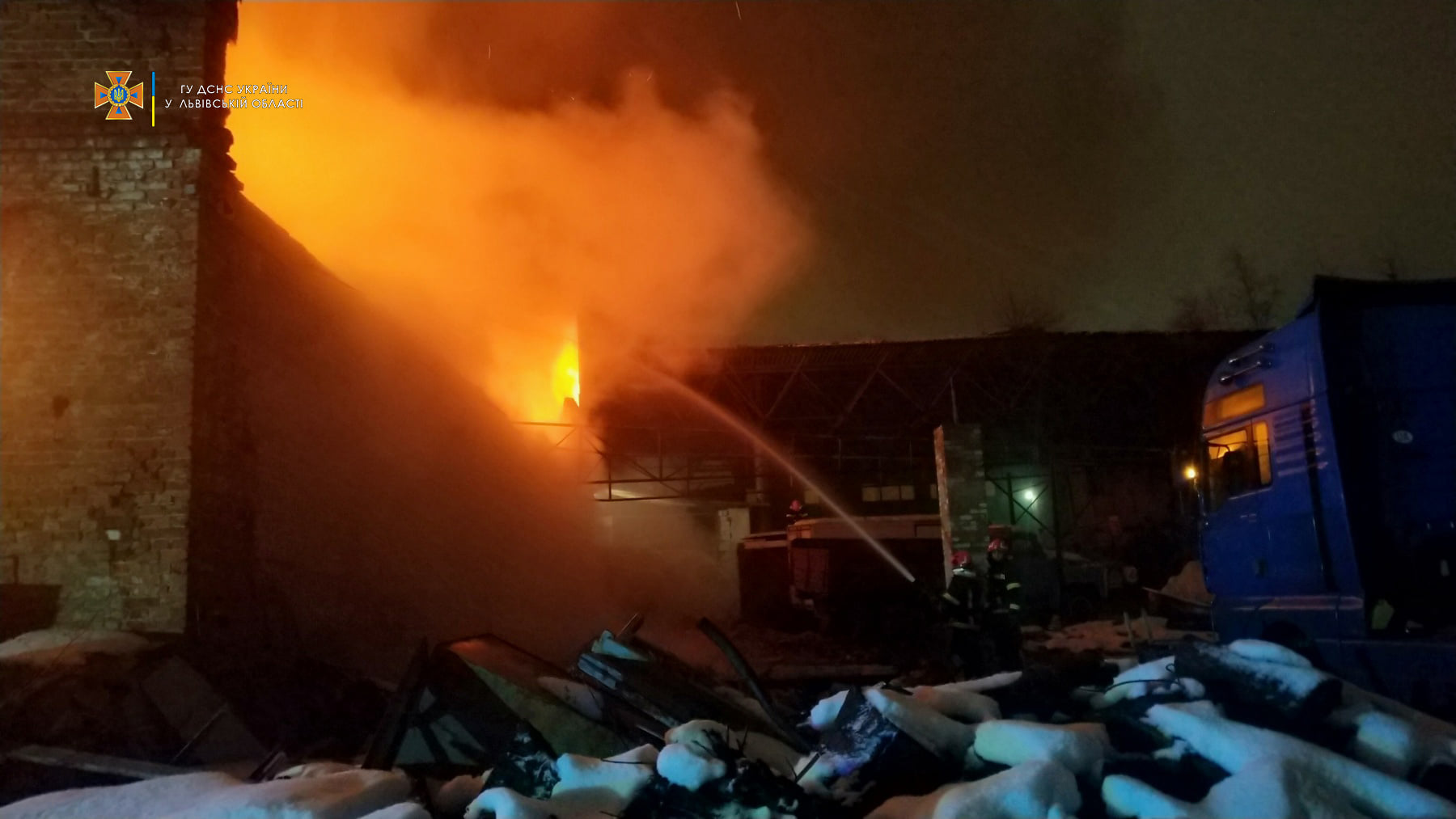 Пів сотні рятувальників близько чотирьох годин гасили пожежу на території заводу у Львові