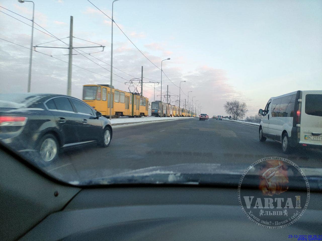 Через неправильно спроєктовані пересічення  контактної мережі на Бандери зупиняються тролейбуси та блокують перехрестя