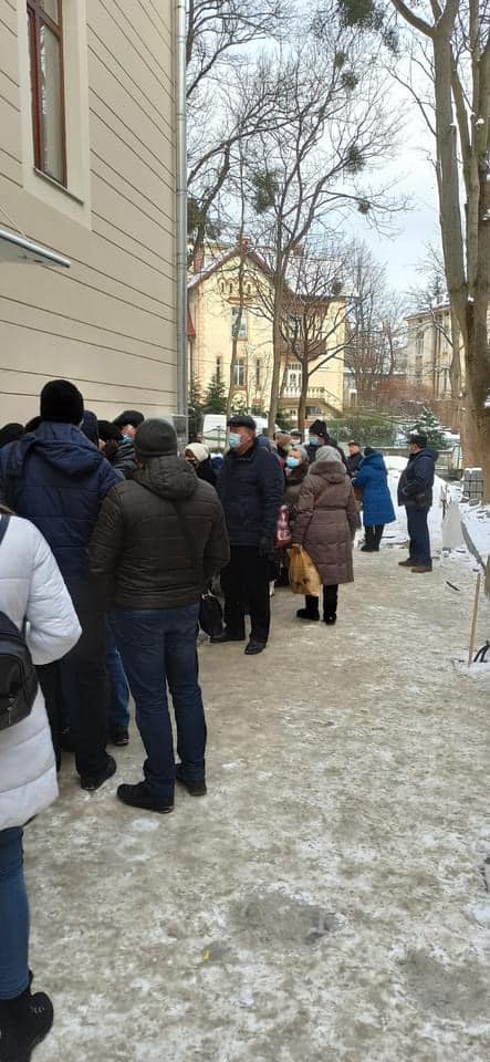 У Франківському районі Львова помітили довгу чергу