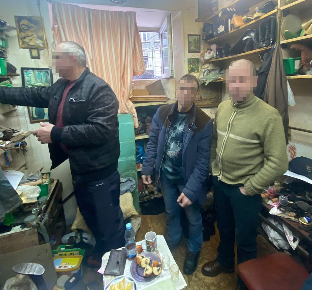 В майстерні з ремонту взуття в центрі Львова та у хостелі продавали наркотики