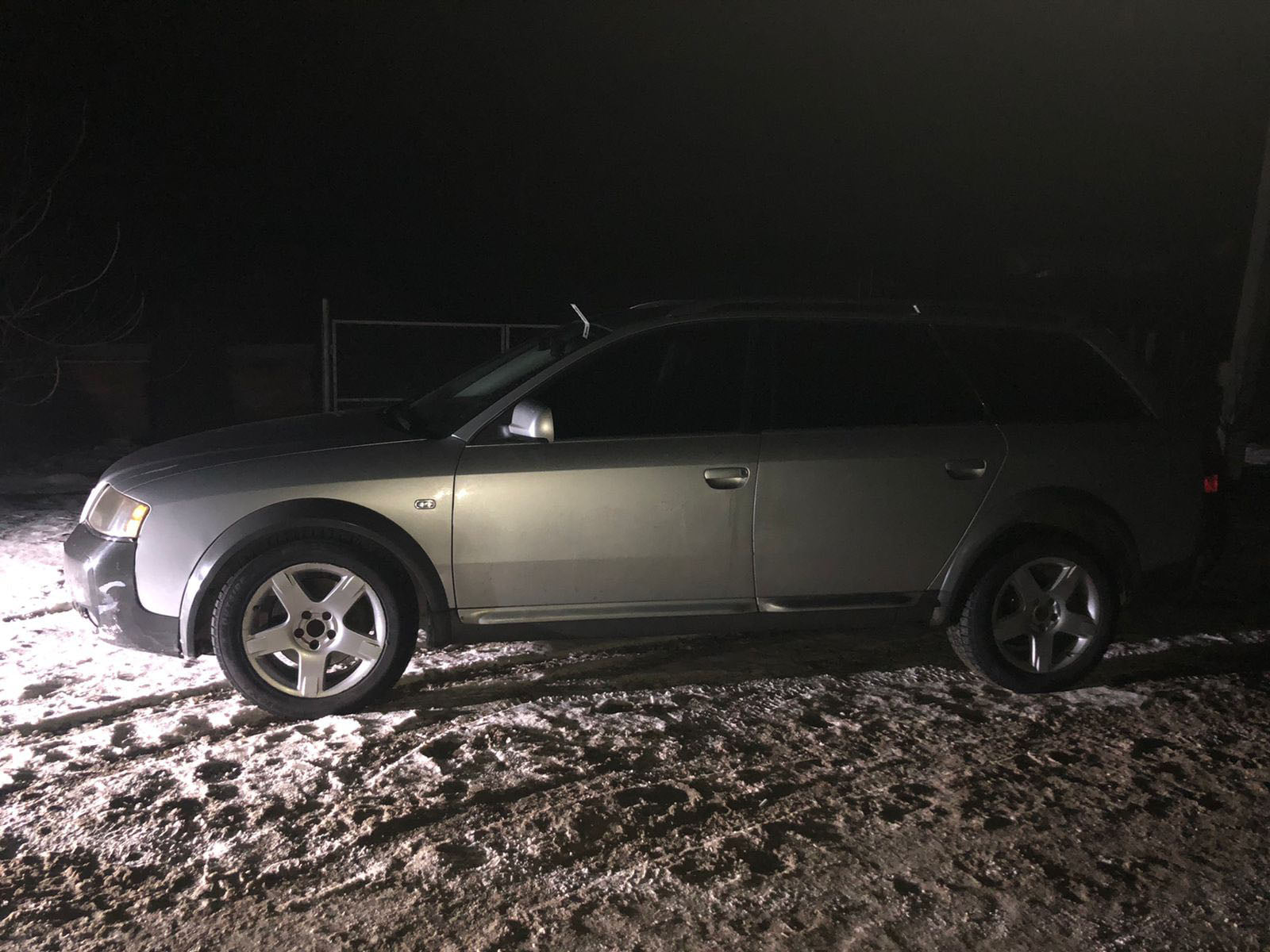 Біля Львова двоє чоловіків під виглядом покупців викрали автомобіль