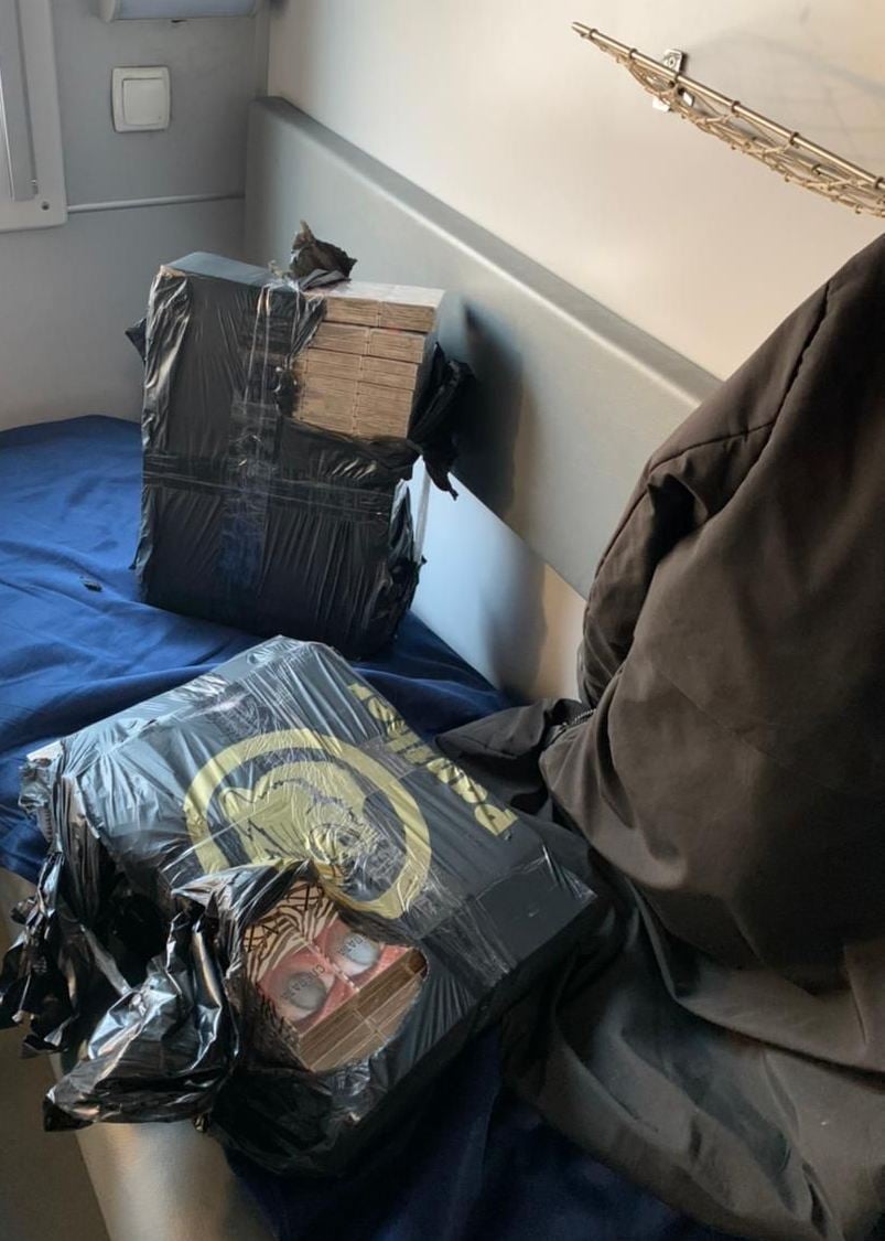 22-річний львів'янин намагався перевезти потягом до Польщі 400 пачок сигарет, заховавши їх під подушкою