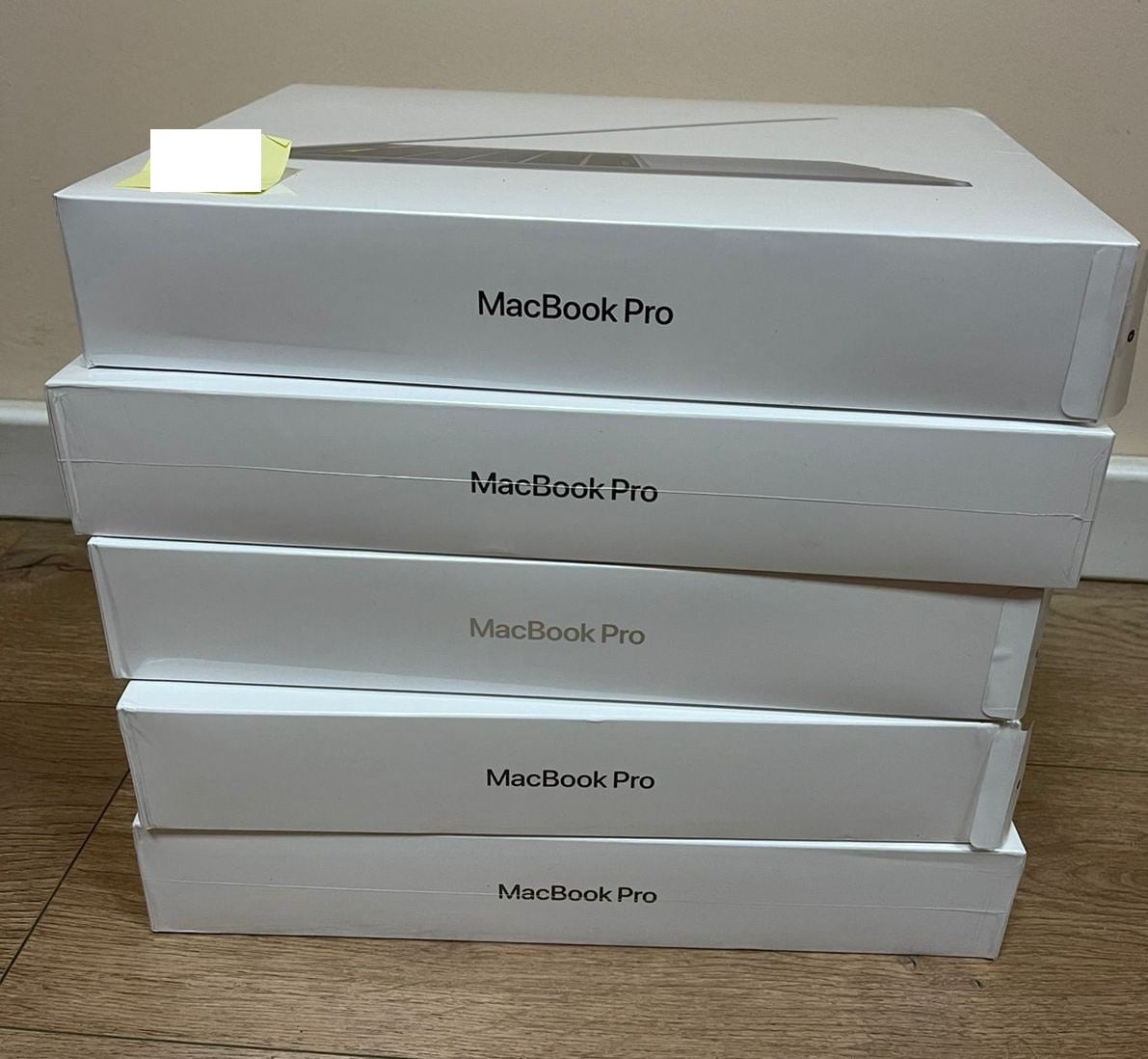 Замість вживаного принтера – нові MacBook: львівські митники виявили велику партію контрабанди