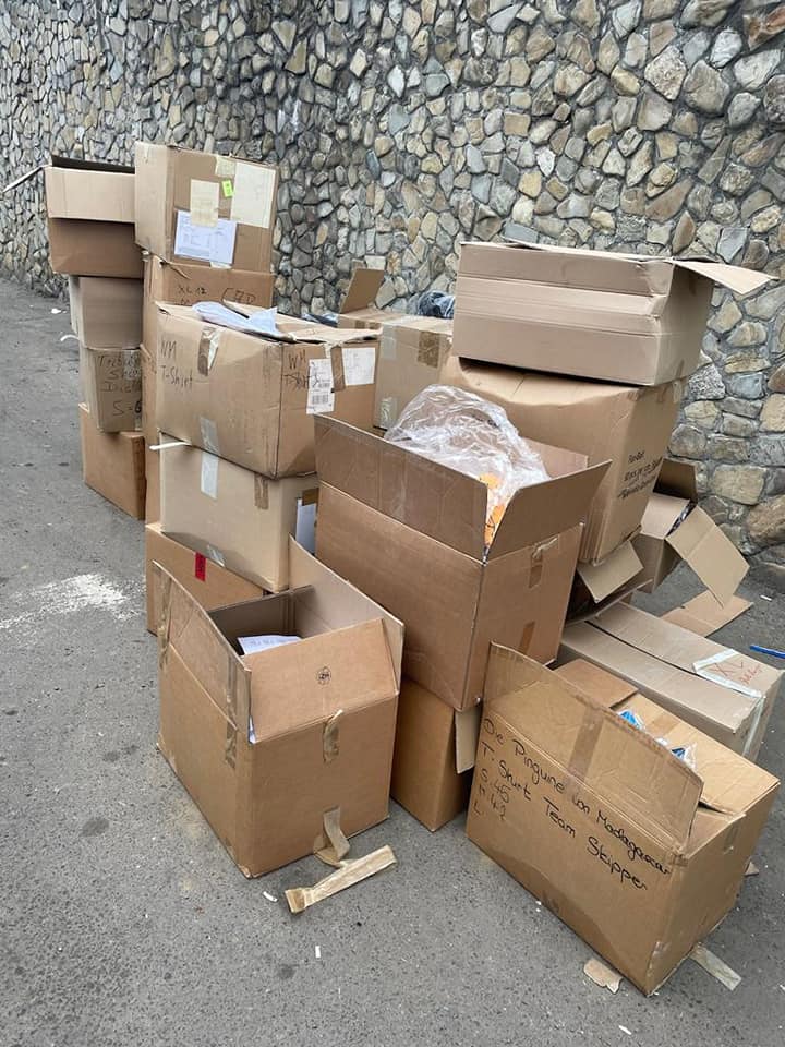 Везли під виглядом гуманітарної допомоги: львівські митники вилучили 30 ящиків брендового одягу фото 1