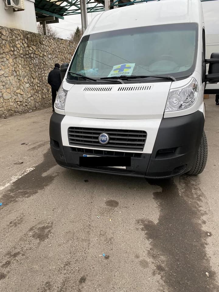 Везли під виглядом гуманітарної допомоги: львівські митники вилучили 30 ящиків брендового одягу