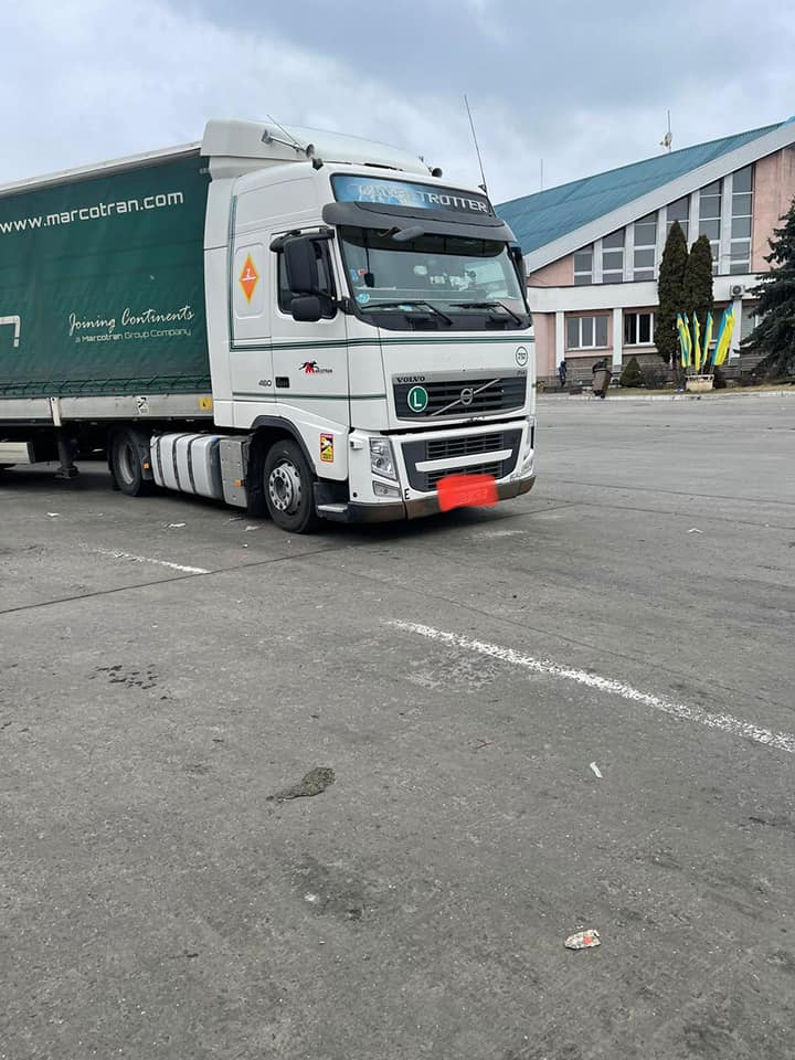 Ще 10 ящиків брендового одягу намагались ввезти в Україну під виглядом гуманітарної допомоги