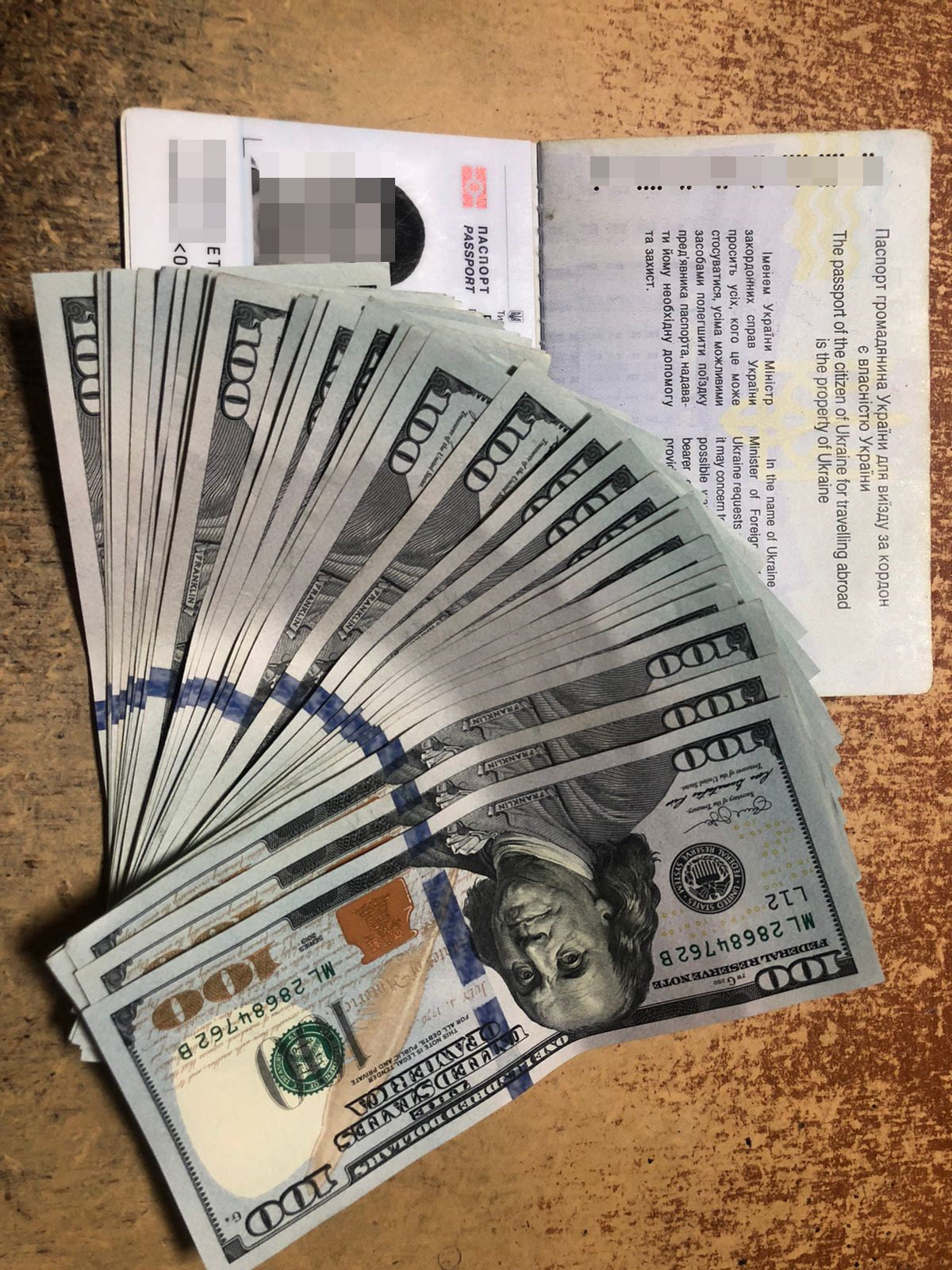 Троє чоловіків призовного віку намагались за хабар прикордонникам втекти з України