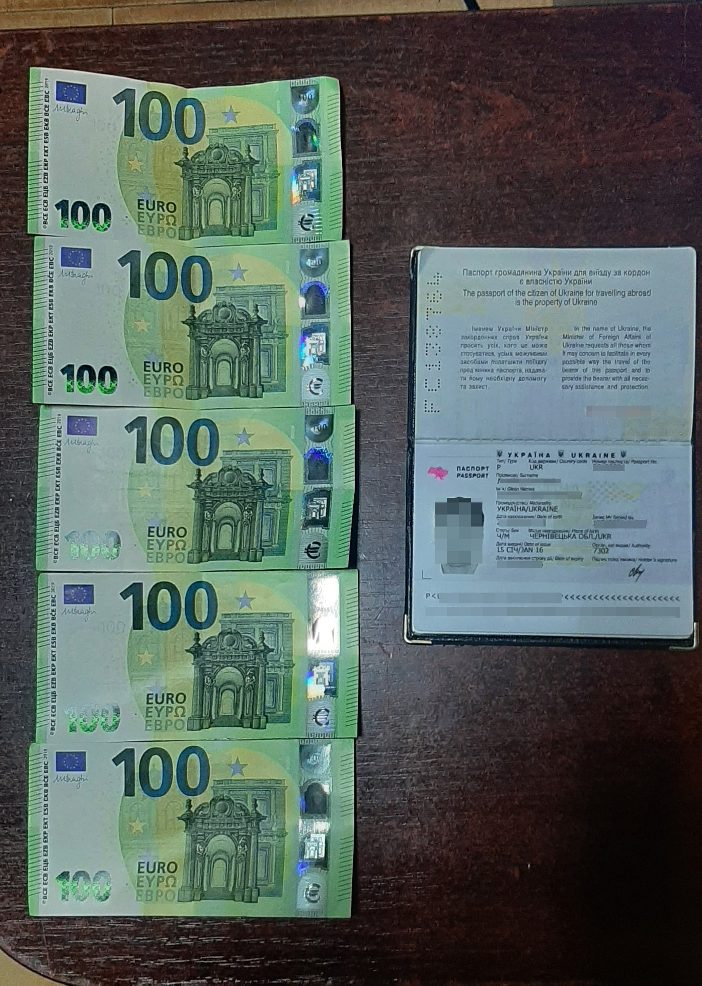 Троє чоловіків призовного віку намагались за хабар прикордонникам втекти з України