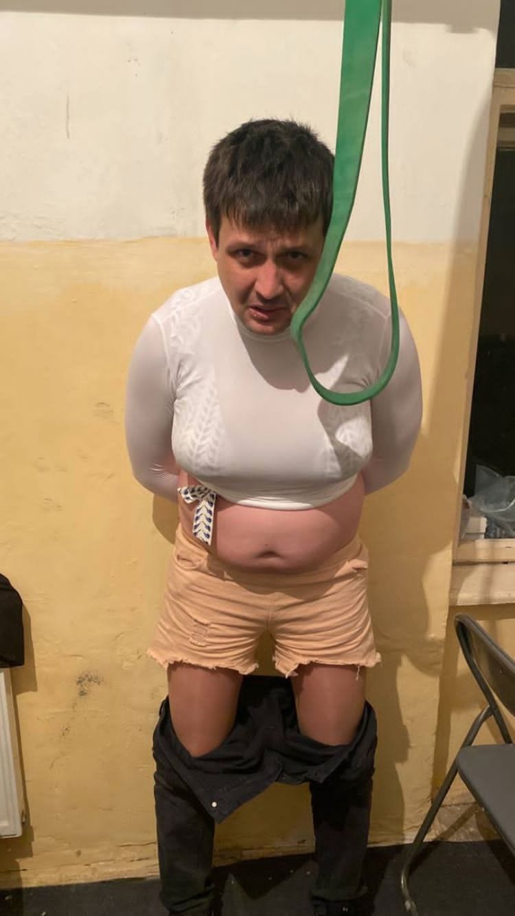 У бюстгальтер – вату: на кордоні затримали чоловіка, який видавав себе за жінку