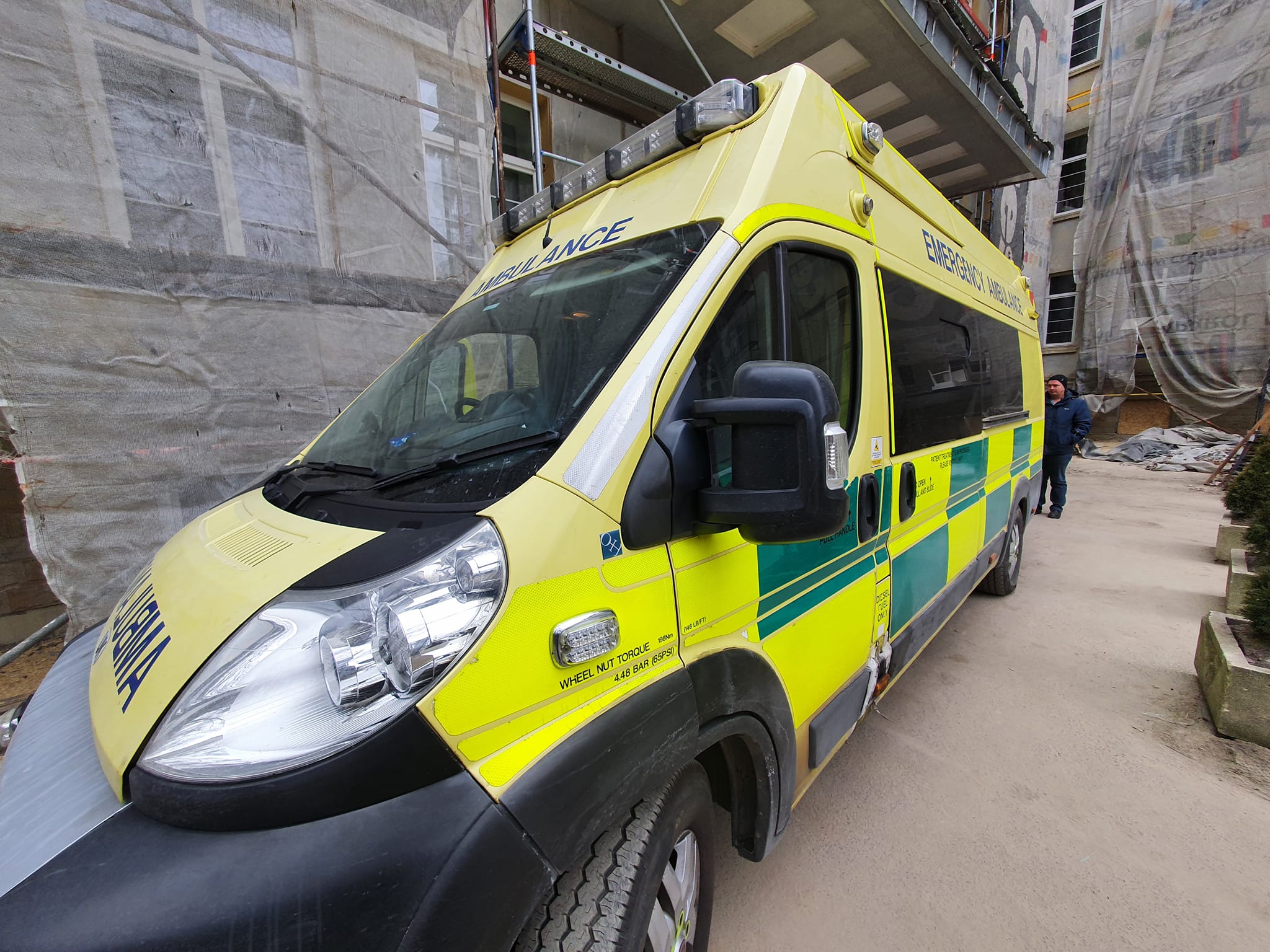 Британський медик купив для львівської дитячої лікарні автомобіль &laquo;швидкої&raquo;