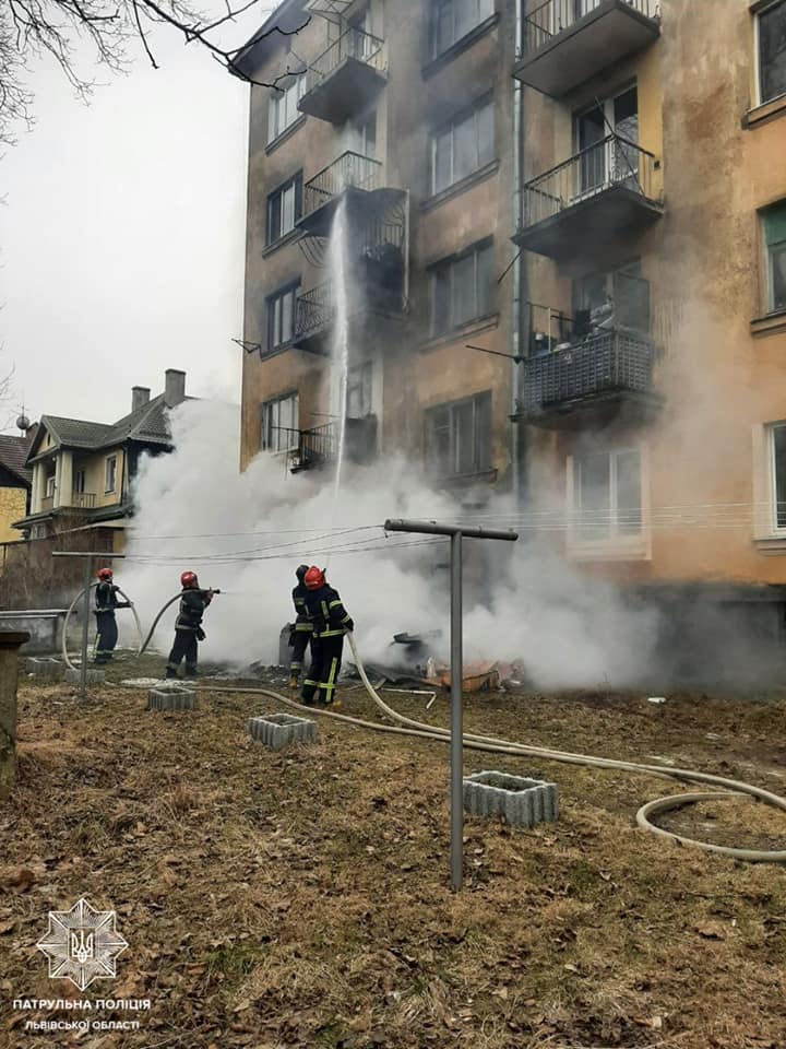 З будинку на Самчука у Львові патрульні евакуювали мешканців: що сталось