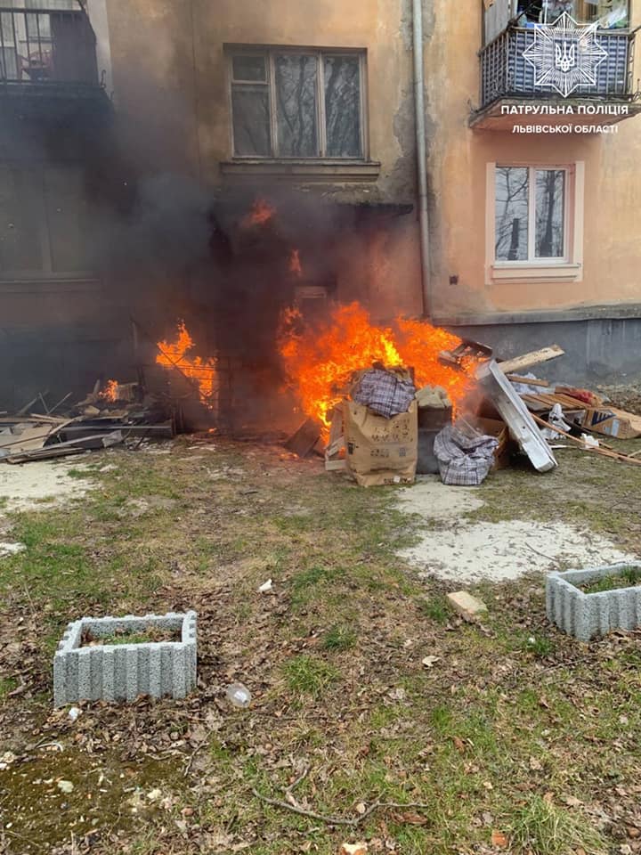 З будинку на Самчука у Львові патрульні евакуювали мешканців: що сталось