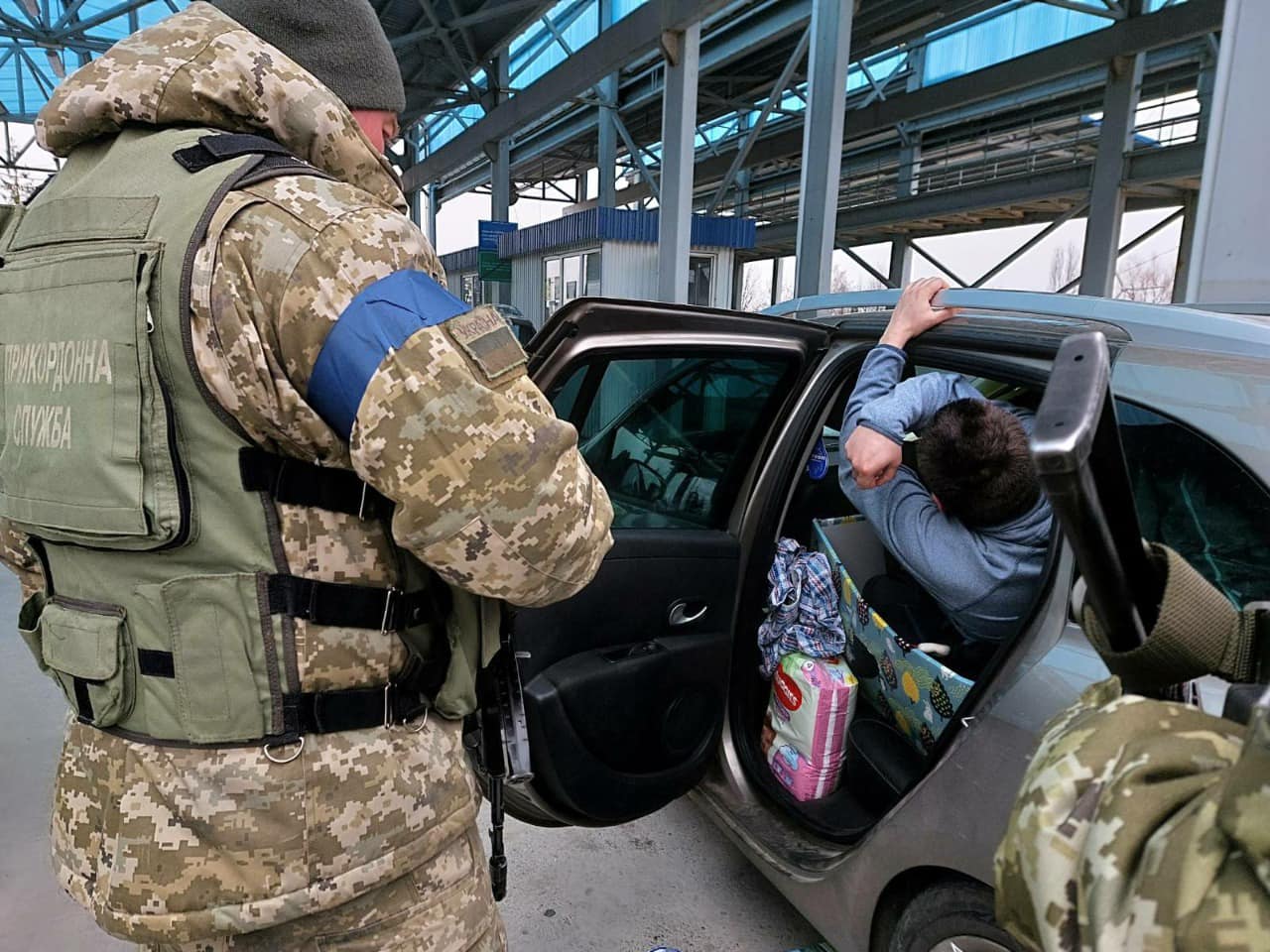Чоловік намагався потрапити у Молдову в бейбі-боксі || Фото: facebook.com/DPSUkraine