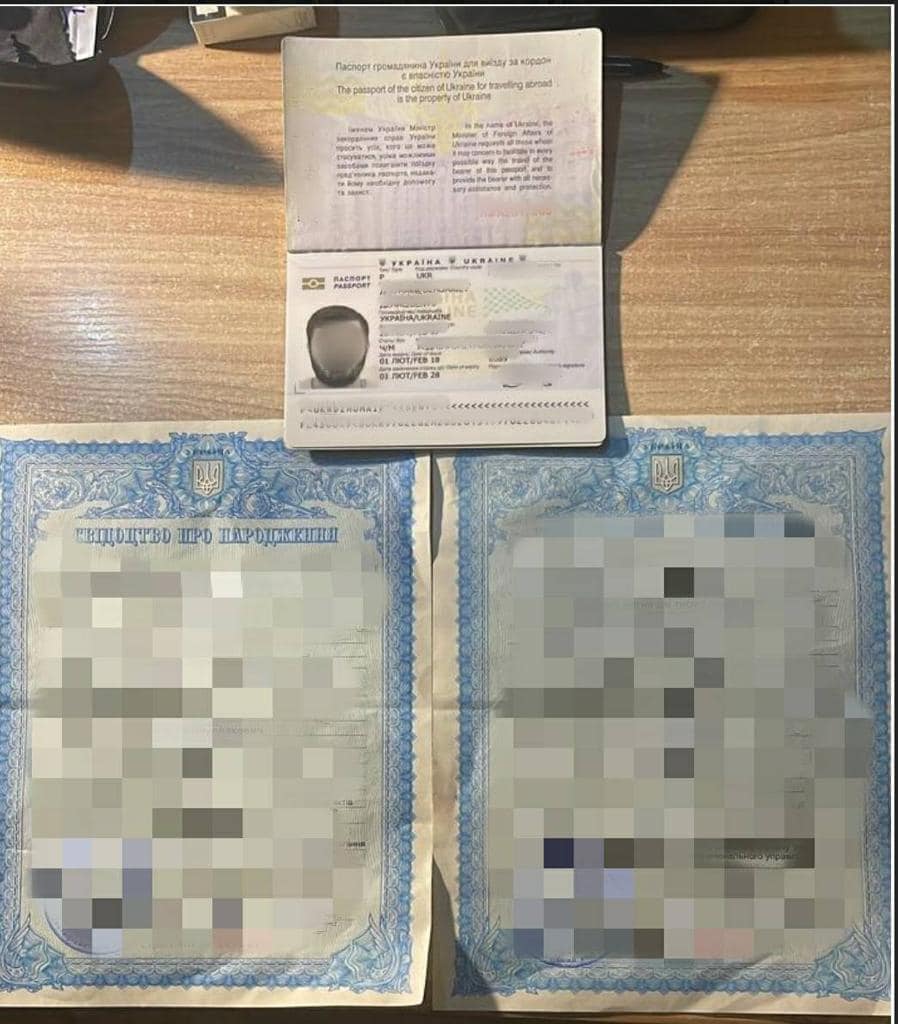 Чоловік з сином прикинулись багатодітними батьками, щоб втекти з України