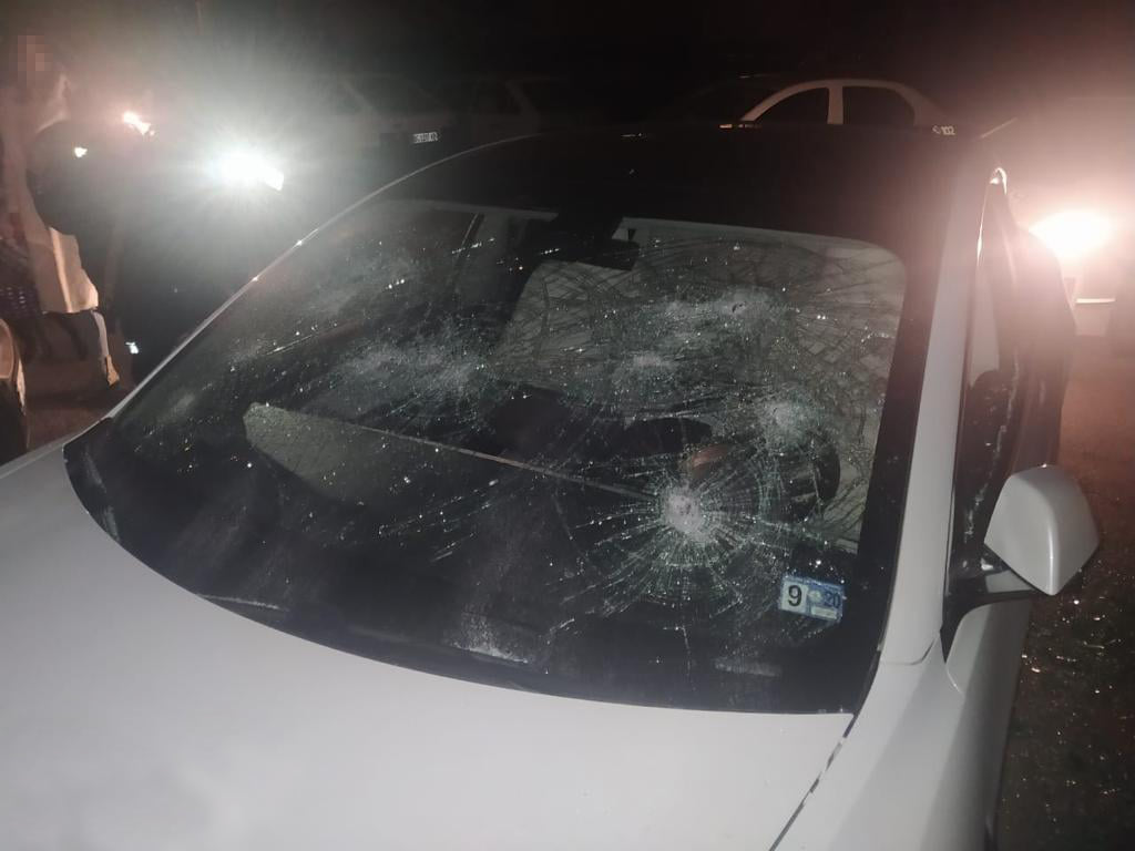 У Новояворівську чоловік порубав сокирою «Теслу»