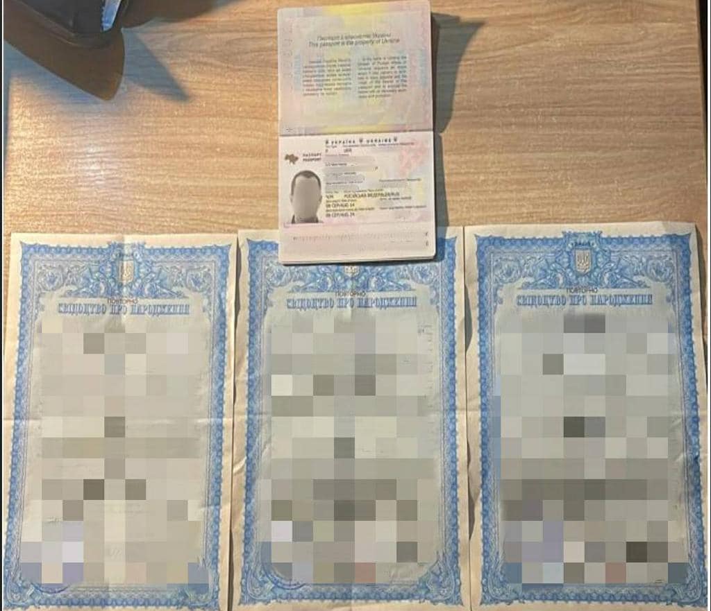 Чоловік з сином прикинулись багатодітними батьками, щоб втекти з України