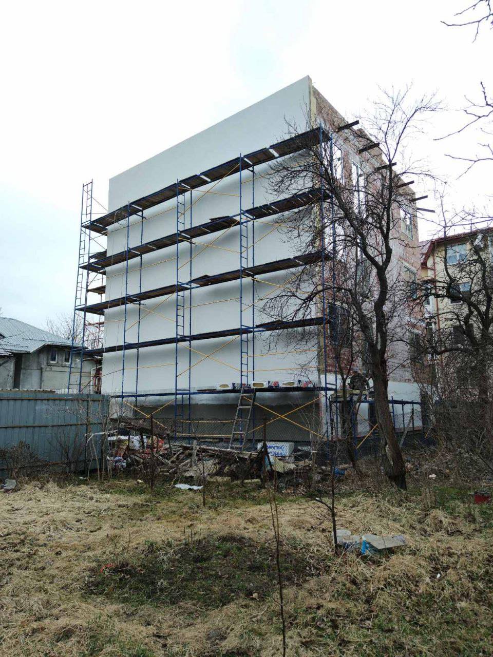 Не купуй там: містян попереджають про незаконне будівництво багатоповерхівки у Львові