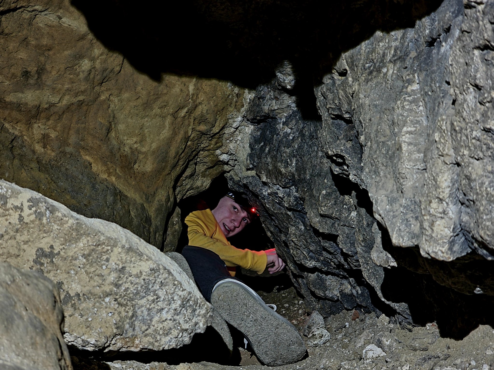 Львівські диґери зсередини показали Медову печеру