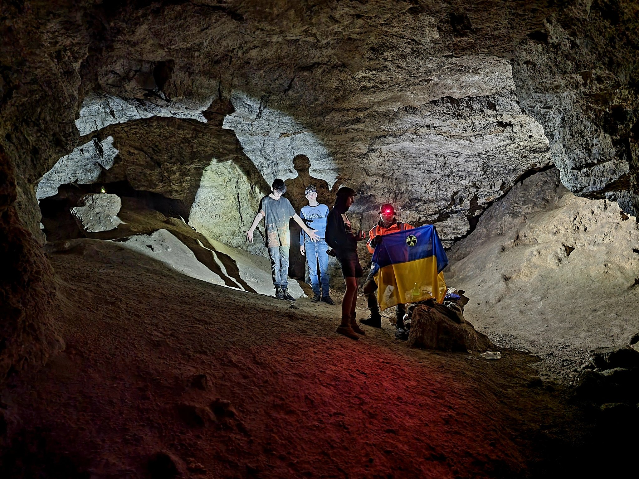 Львівські диґери зсередини показали Медову печеру