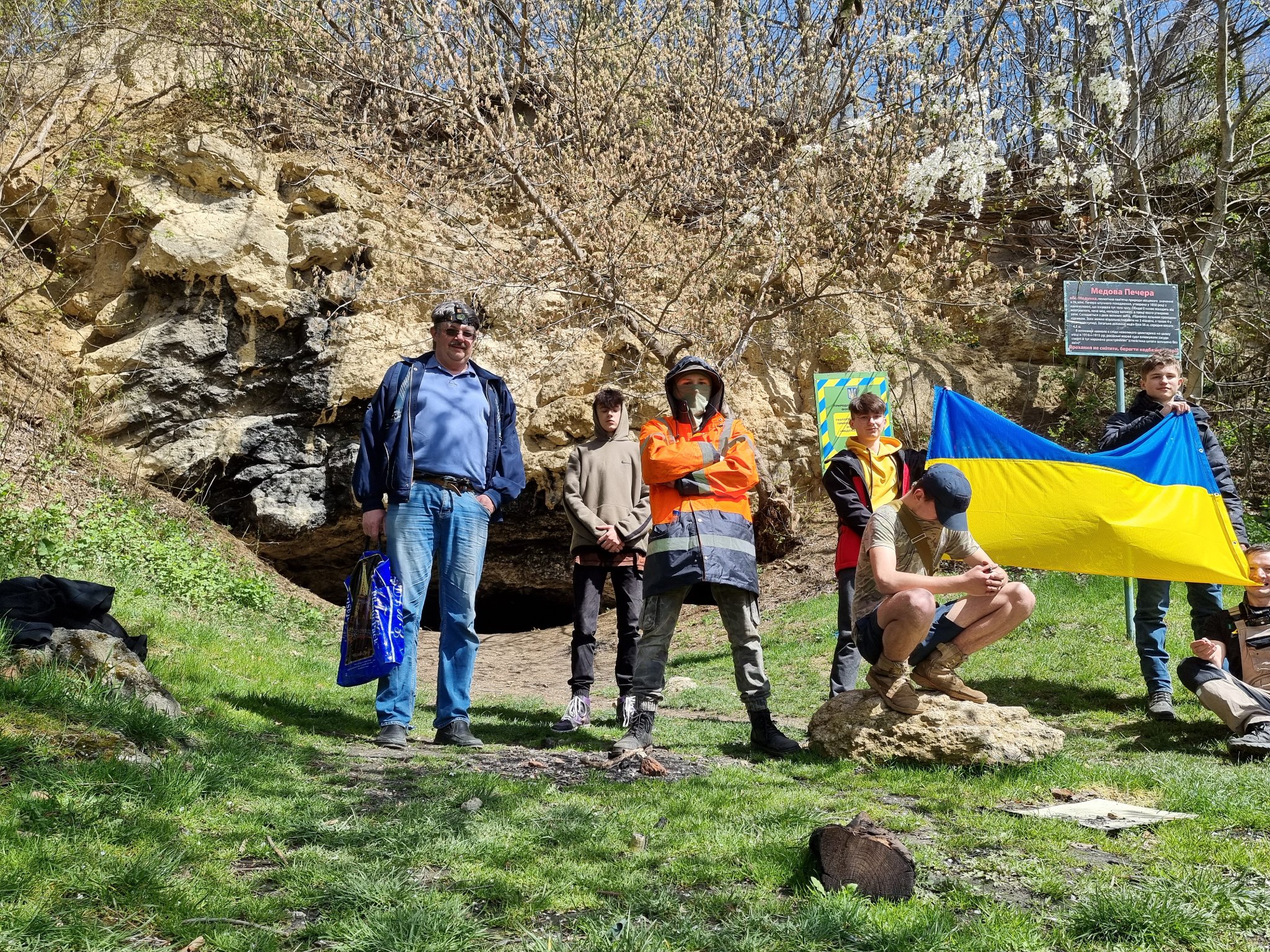 Львівські диґери зсередини показали Медову печеру