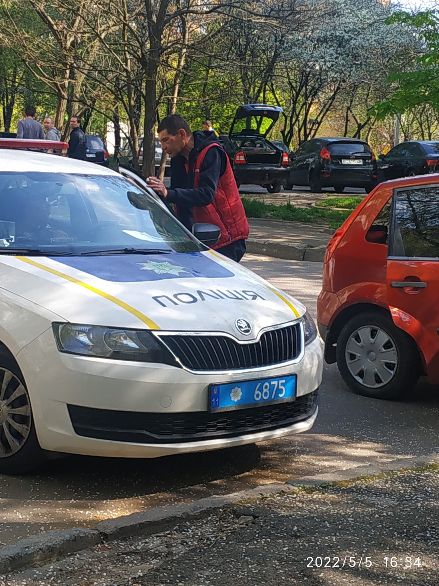 На Сихові п&rsquo;яний водій протаранив три припарковані автомобілі і втік