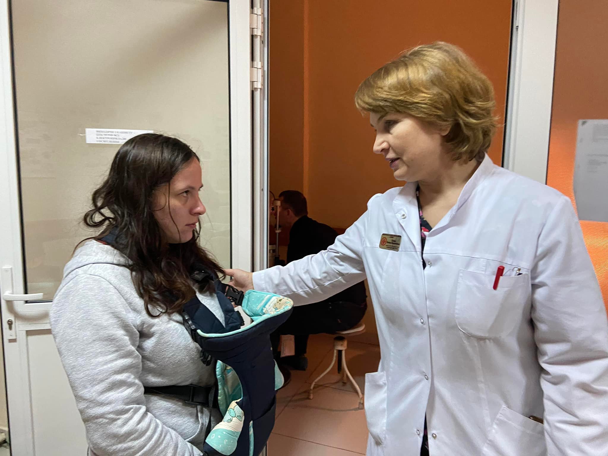 Львівські лікарі повернули зір матері трьох дітей з Донецька