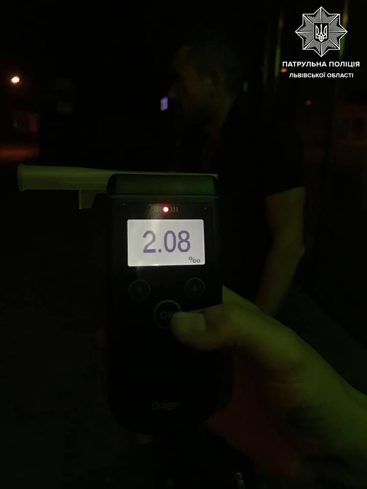 Вночі у Львові п&rsquo;яний водій влетів у вітрину магазину