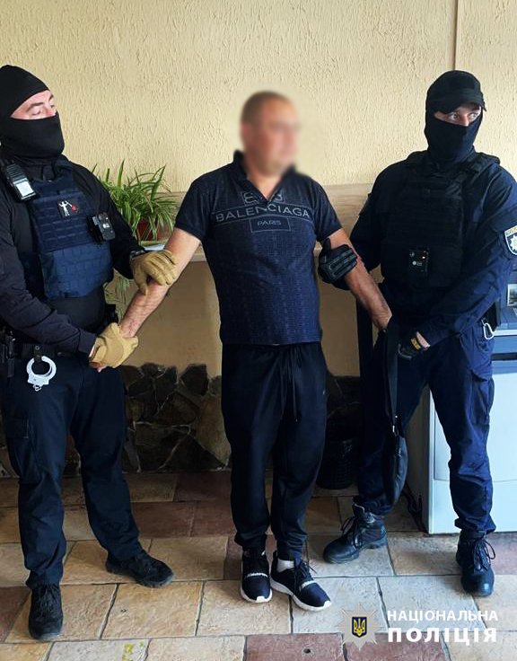 Колишній поліцейський з Львівщини організував схему переправлення чоловіків за кордон