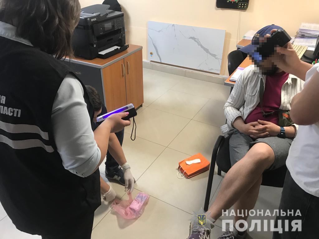 Львів'янин організував масштабну схему продажу бронежилетів з гуманітарної допомоги || Фото: lv.npu.gov.ua