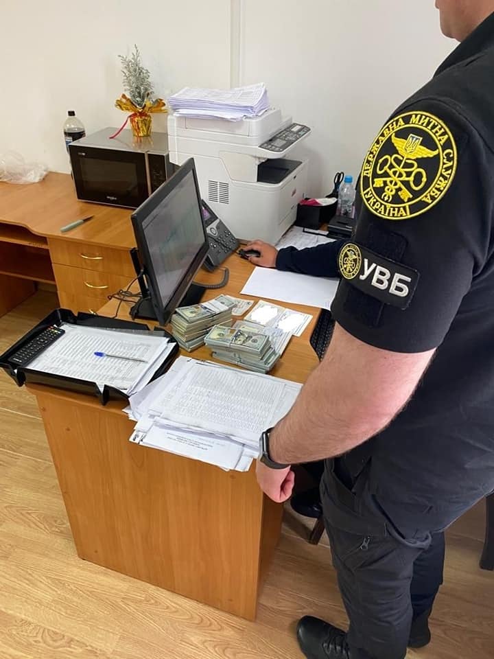 Львівські митники затримали українку при спробі вивезти 104 тисячі доларів за кордон