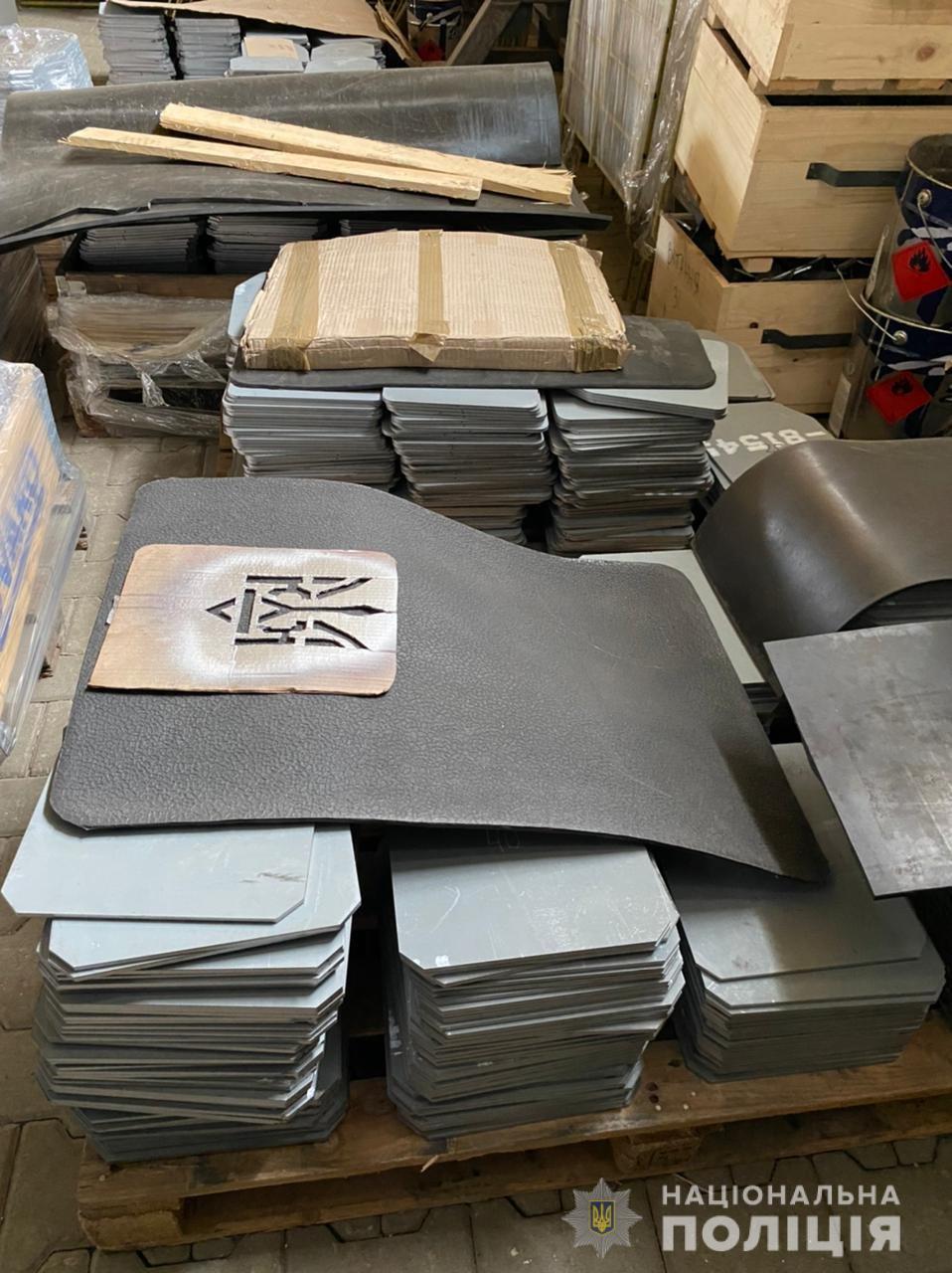 Львів'янин організував масштабну схему продажу бронежилетів з гуманітарної допомоги