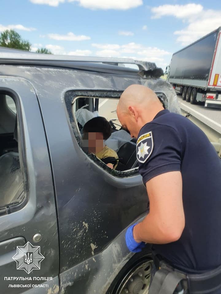 Внаслідок ДТП на трасі Київ-Чоп водія викинуло з автівки на дорогу