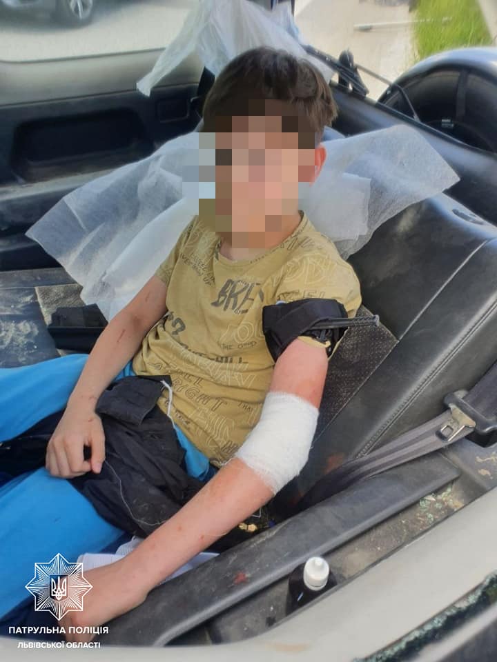 Внаслідок ДТП на трасі Київ-Чоп водія викинуло з автівки на дорогу