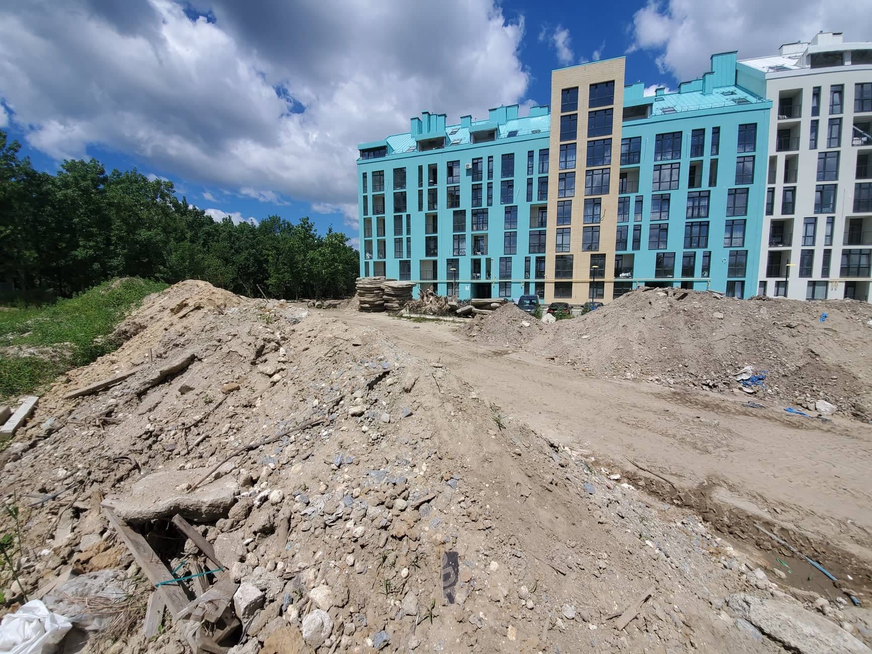 Львівський забудовник закопує будівельне сміття у міському парку