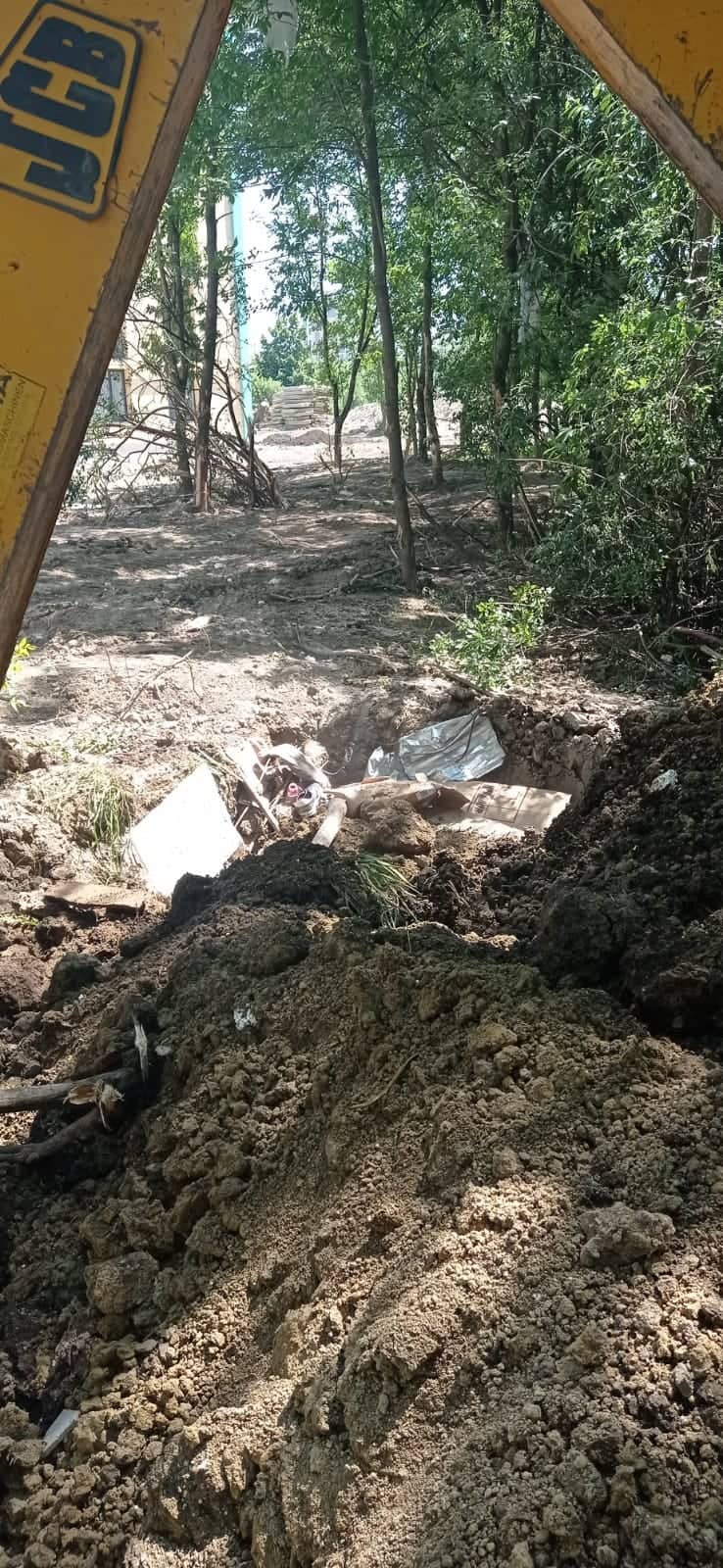 Львівський забудовник закопує будівельне сміття у міському парку