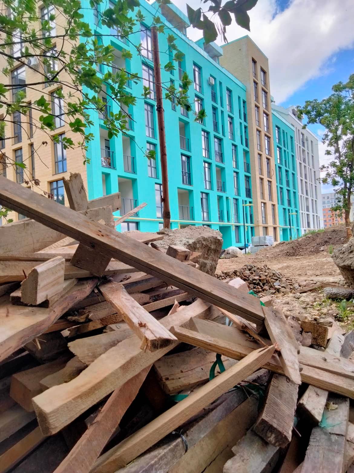 Львівський забудовник закопує будівельне сміття у міському парку