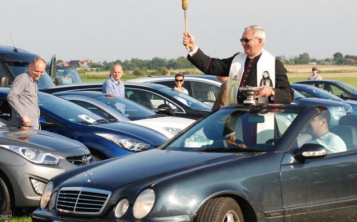 Освячення вживаного авто. Фото: credo.pro