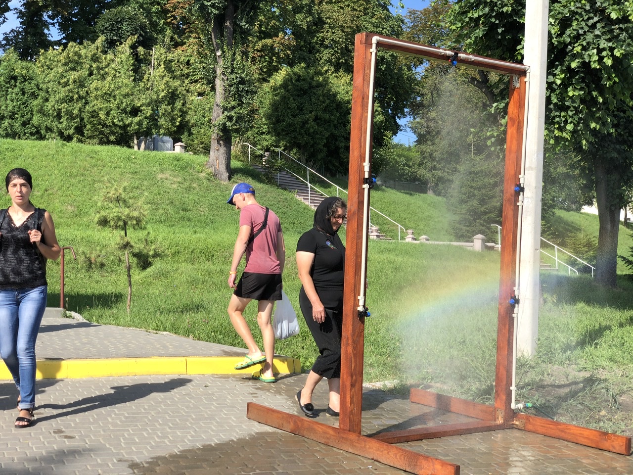 У Винниках встановили водяну арку для порятунку від спеки. Фото: Винниківська міська рада