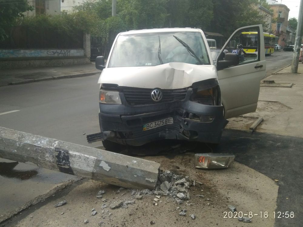 «Volkswagen» завалив опору контактної мережі. Фото: ЛМР