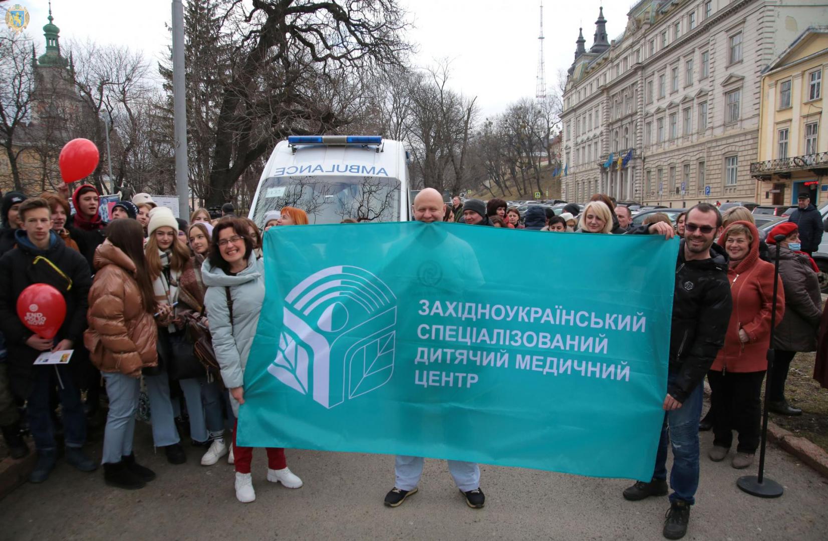 Львівський педіатр Олег Скавиш протягнув зубами карету швидкої допомоги