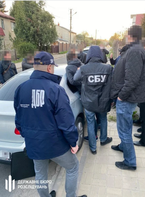 Львівського патрульного затримали за вимагання 12 тисяч хабара.