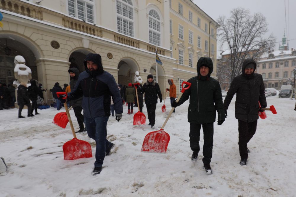 Як в центрі Львова борються зі сніговими заметами. Фото: Роман Балук