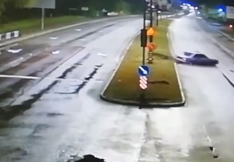 На Стрийській автомобіліст дрифтував по газоні. Скріншот з відео