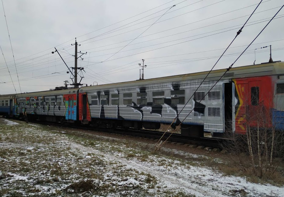 Хулігани розмалювали львівські потяги. Фото: Львівська залізниця