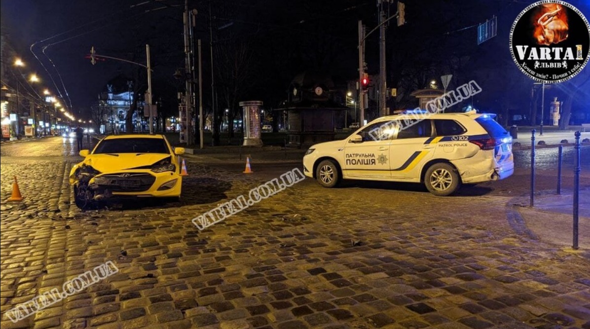В центрі Львова п&rsquo;яний водій на спорткарі протаранив авто поліції (фото)