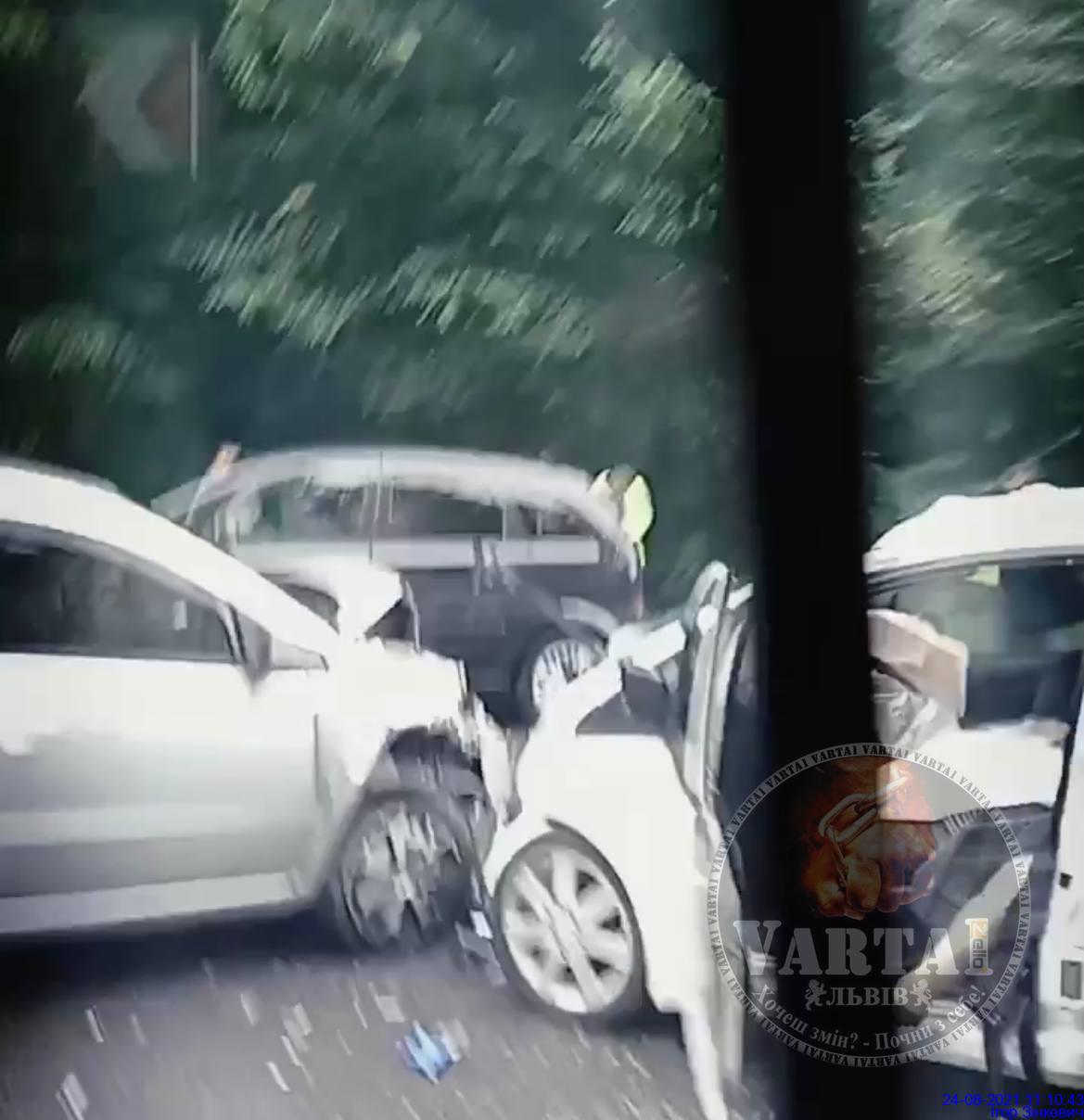 В аварії біля Львова загинув водій, ще двоє – в лікарні. Фото: Варта1